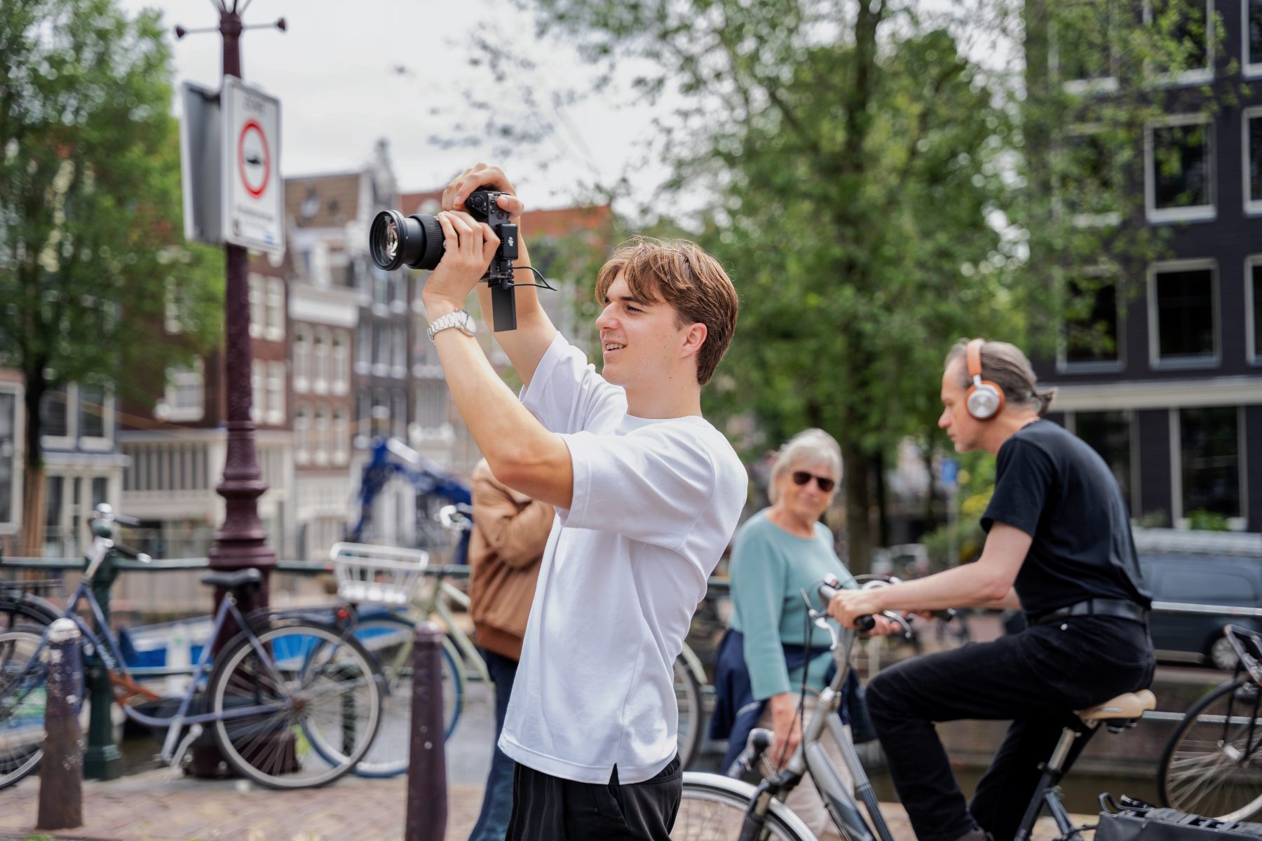 Scrolld filmt op locatie in de stad